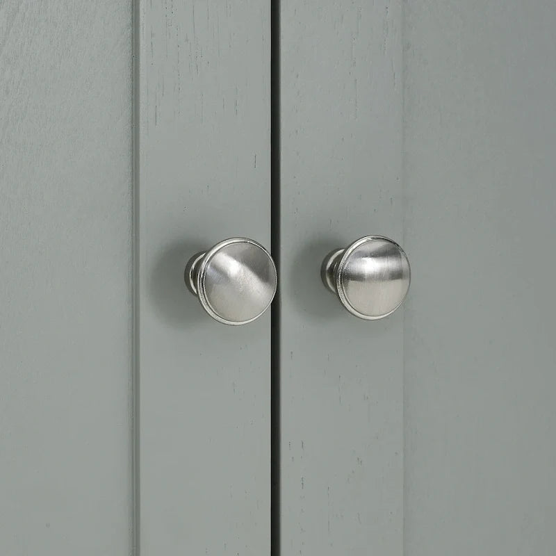 Armadio in legno grigio chiaro con cassetti