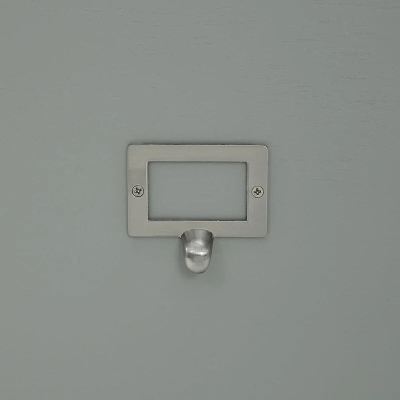 Armadio in legno grigio chiaro con cassetti