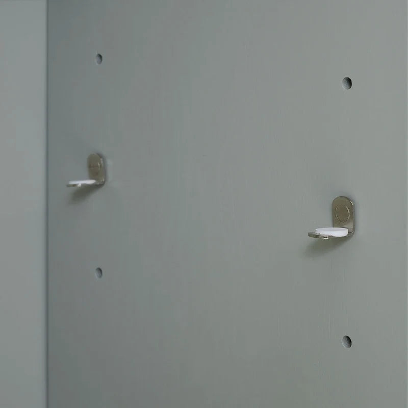 Armadio in legno grigio chiaro con cassetti