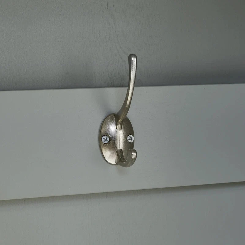 Armadio in legno grigio chiaro con cassetti