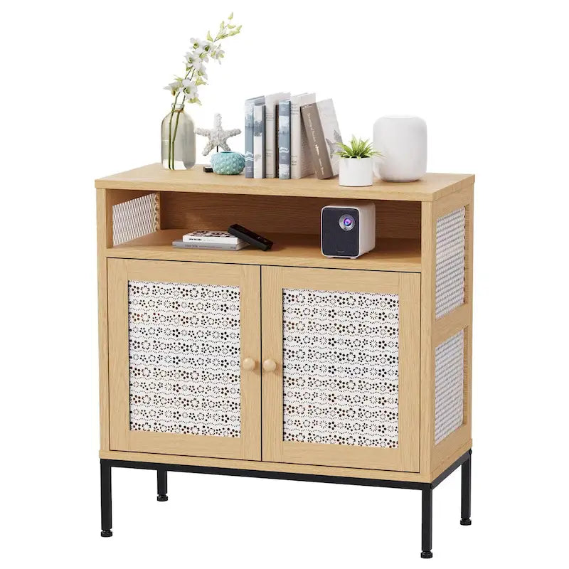 Credenza in legno naturale con ante traforate, mobile contenitore con ripiani aperti per corridoio