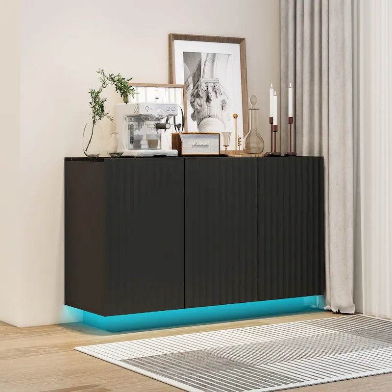 Credenza contenitore a 3 ante con linee intagliate e LED, ripiano regolabile, ampio mobile d'accento