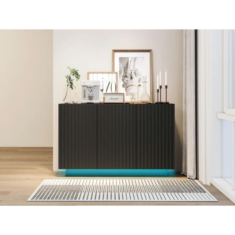 Credenza contenitore a 3 ante con linee intagliate e LED, ripiano regolabile, ampio mobile d'accento